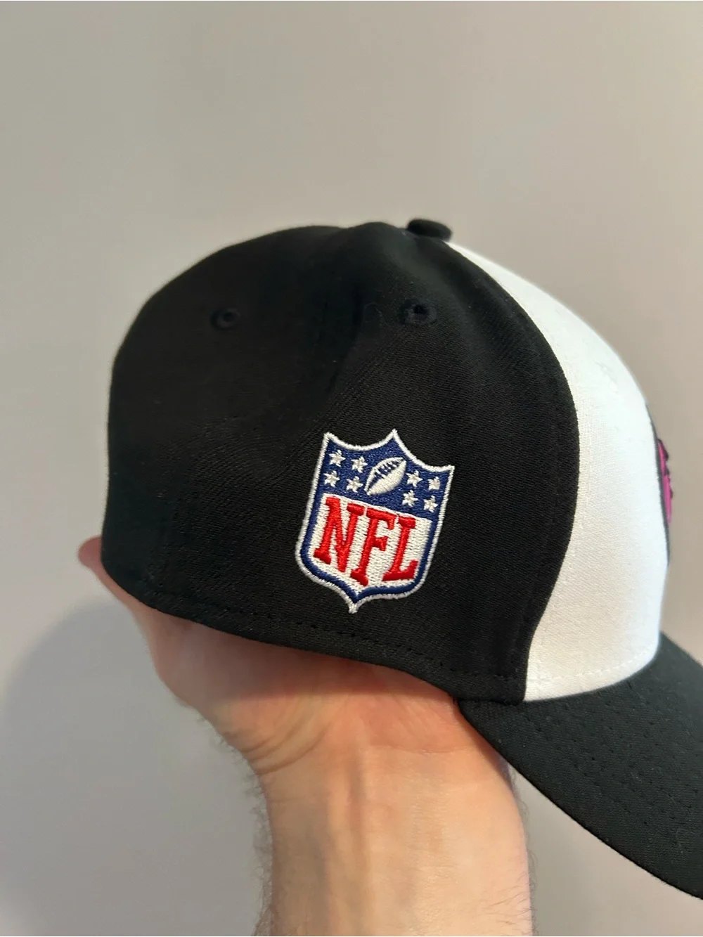 Atlanta Falcons New Era 39THIRTY Hat Cap NFL Crucial Catch Intercept Cancer M/L